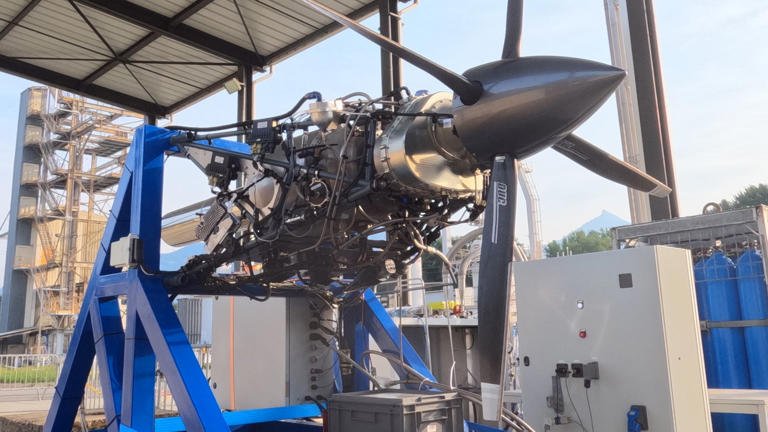 Liquid hydrogen-powered turbine engine